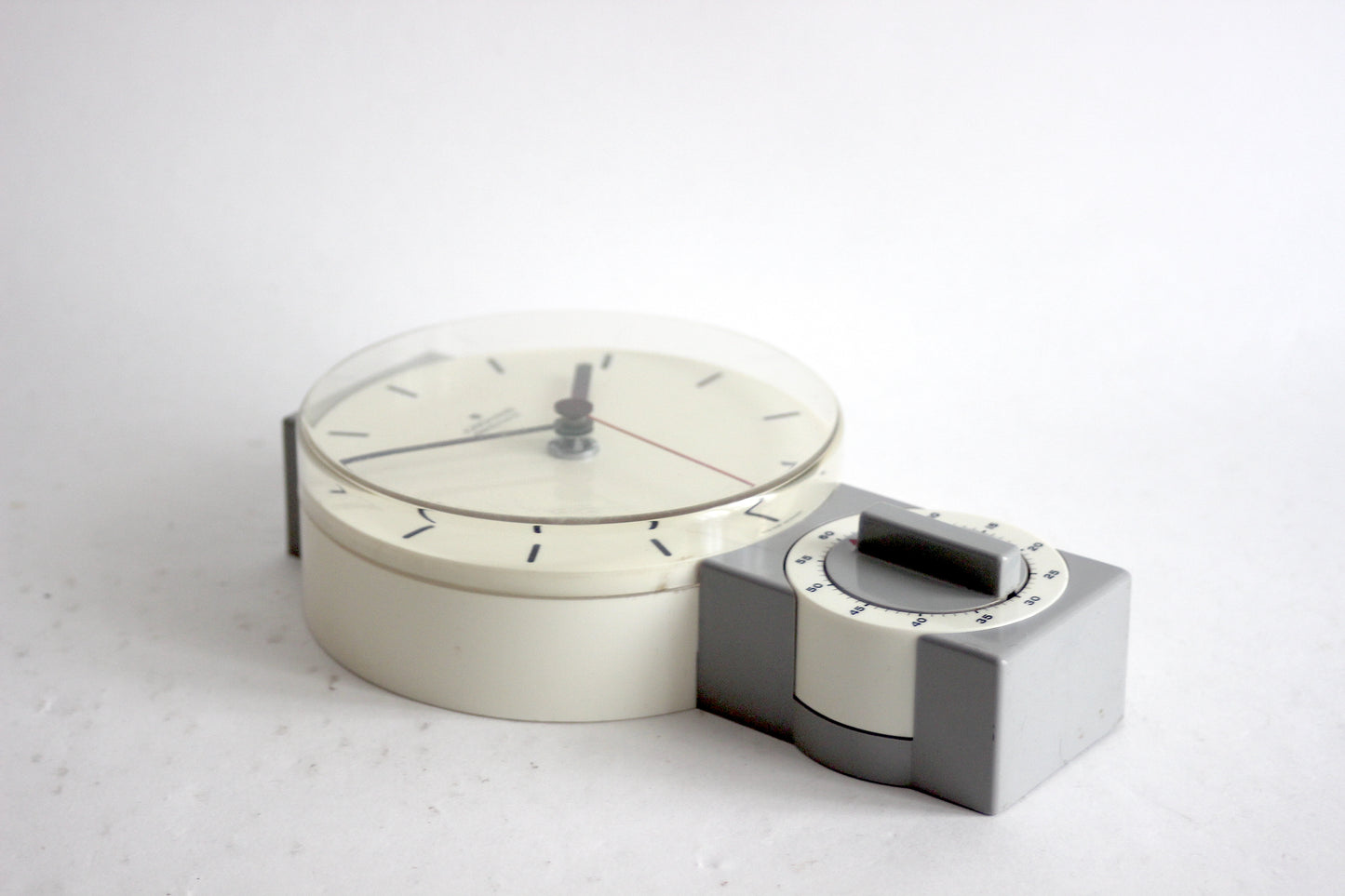 Junghans kitchen clock 331/900. Udo Schultheiss, Germany 1964.