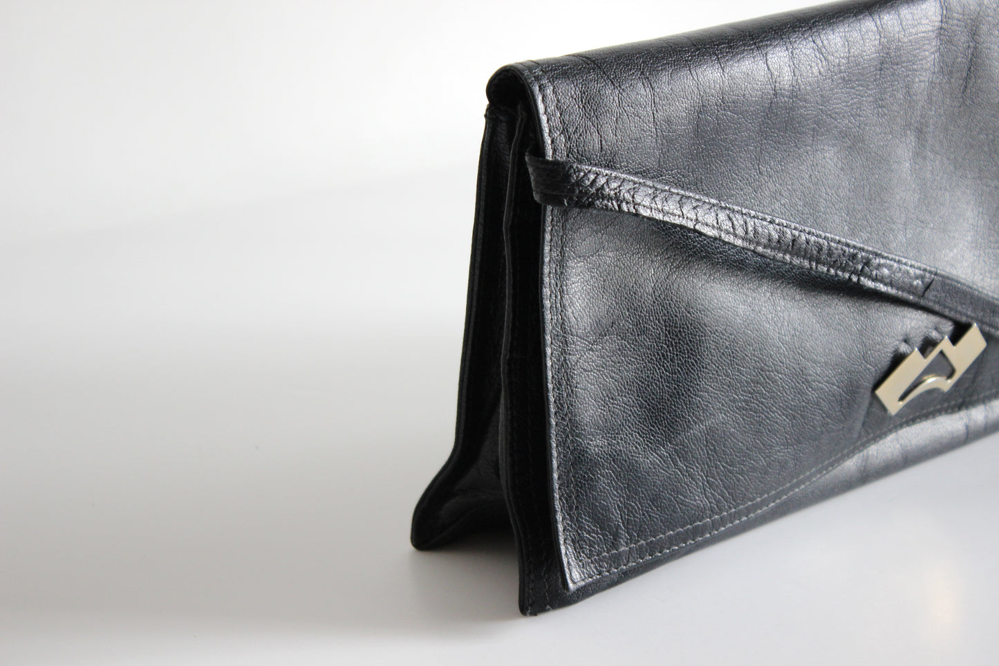 Isabella – 80s navy leather shoulder clutch with geometric brass clasp