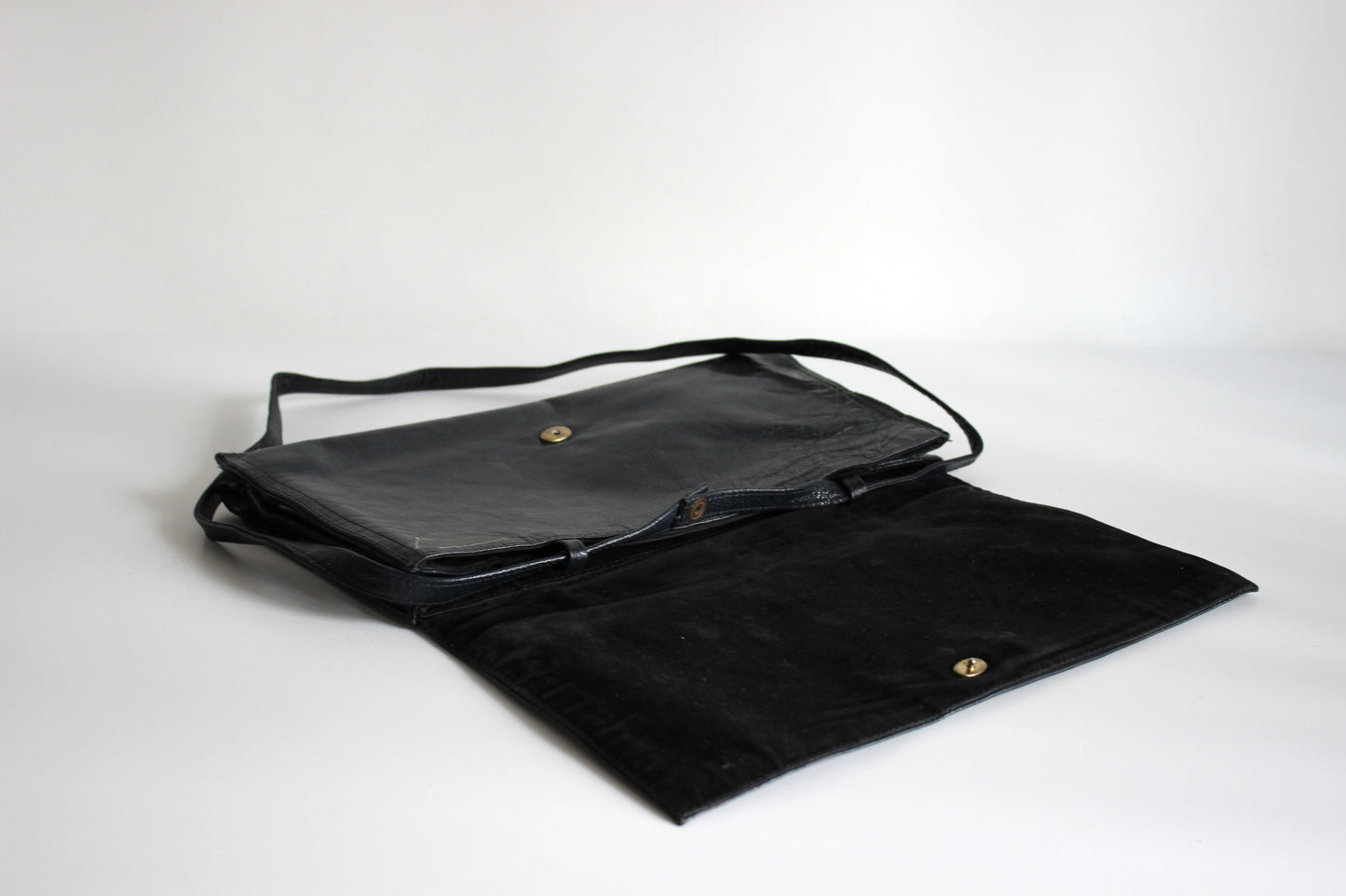 Isabella – 80s navy leather shoulder clutch with geometric brass clasp