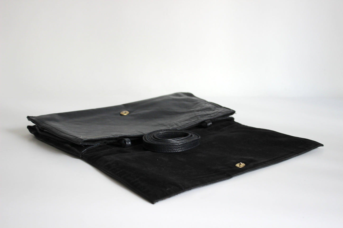 Isabella – 80s navy leather shoulder clutch with geometric brass clasp