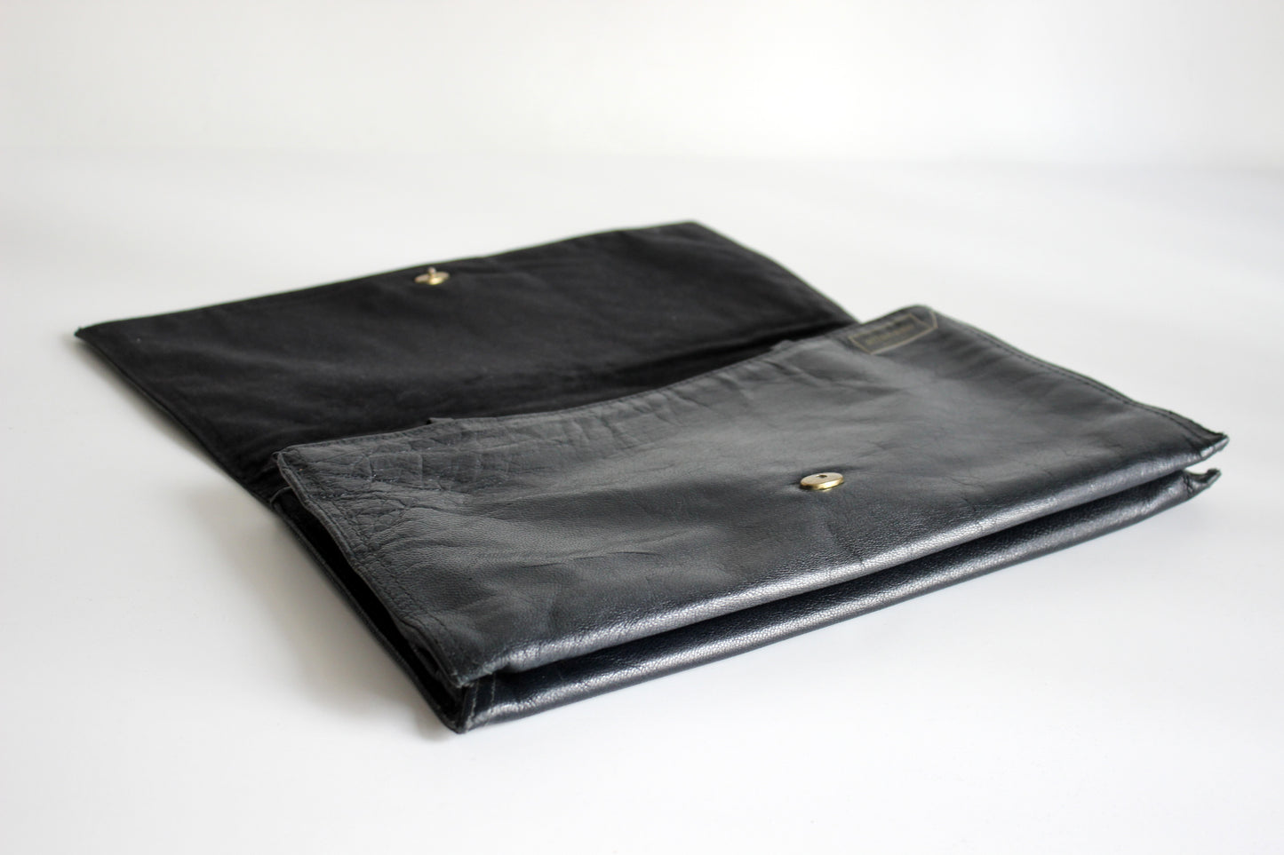 Isabella – 80s navy leather shoulder clutch with geometric brass clasp