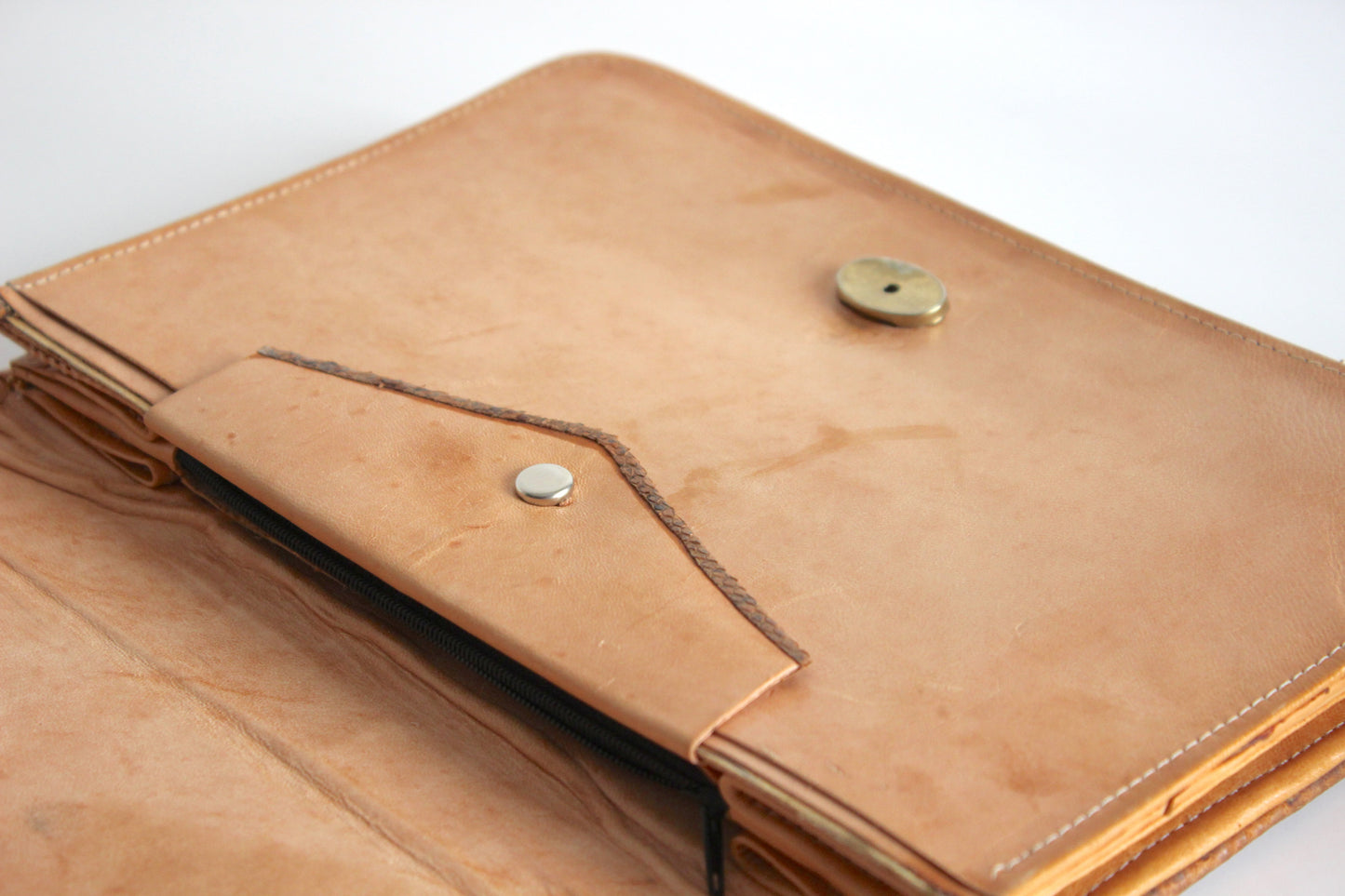 Calliope – mid ’70s honey-tan vegetable-tanned cowhide clutch with raw-leather interior