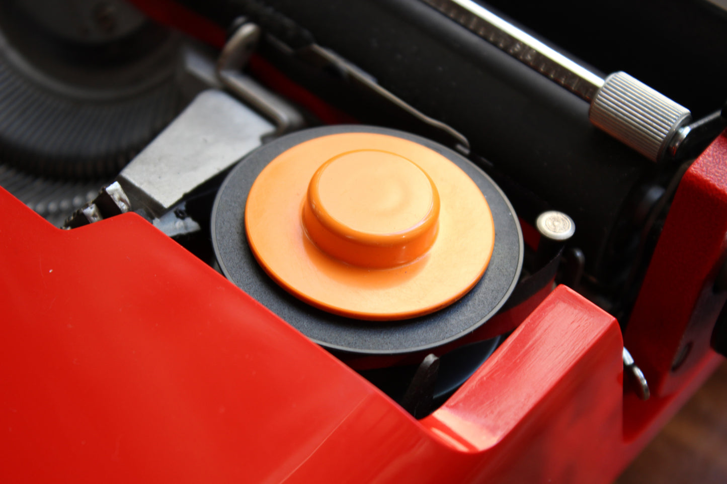 Olivetti Valentine typewriter – FRENCH azerty keyboard – red design icon by Sottsass – 1969