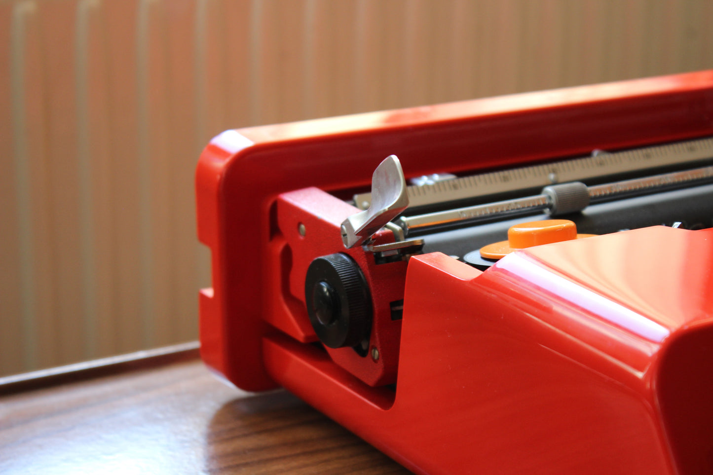Olivetti Valentine typewriter – FRENCH azerty keyboard – red design icon by Sottsass – 1969