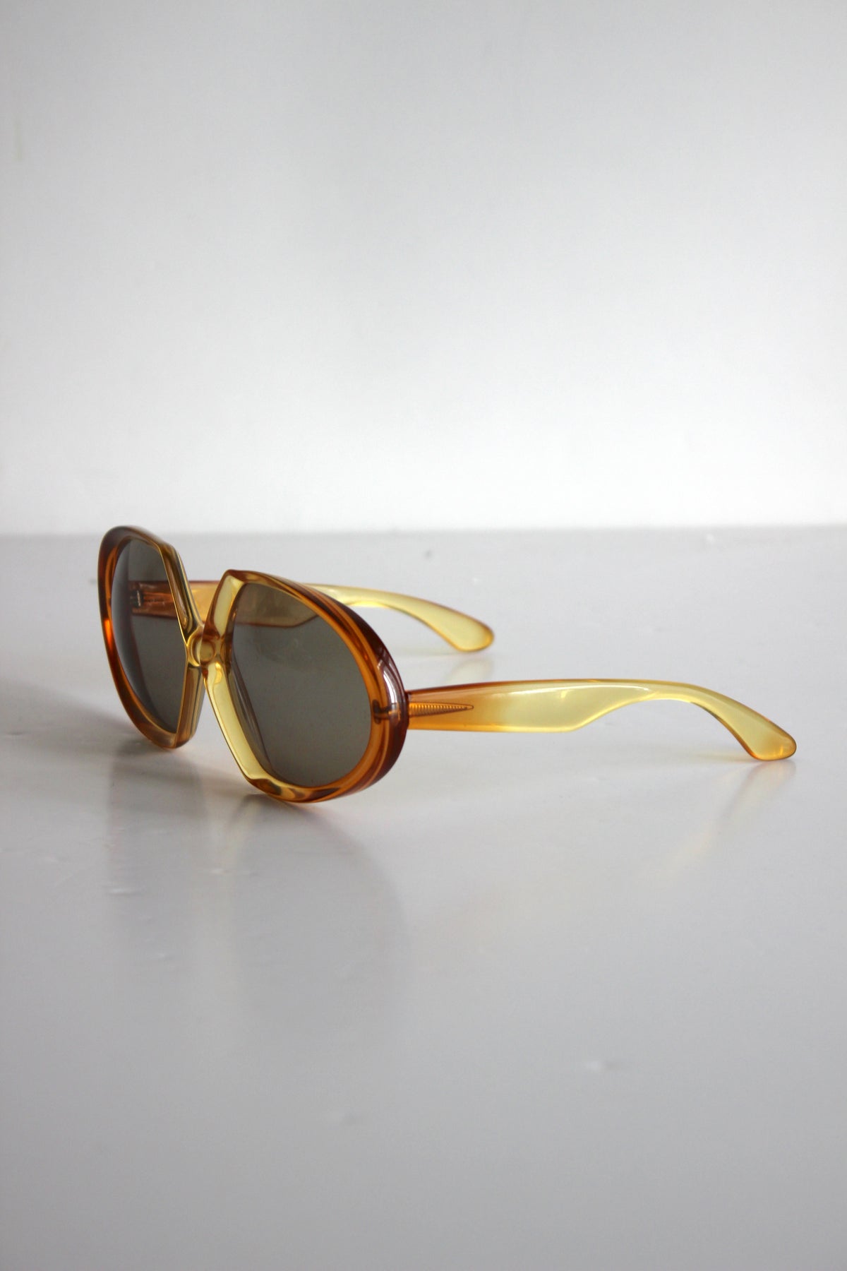 Vintage Oversized Geometric Sunglasses – 1970s Style, Amber Frame