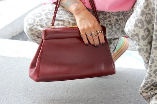 Elegant Burgundy Leather Handbag with Gold Clasp – Vintage Chic Accessory