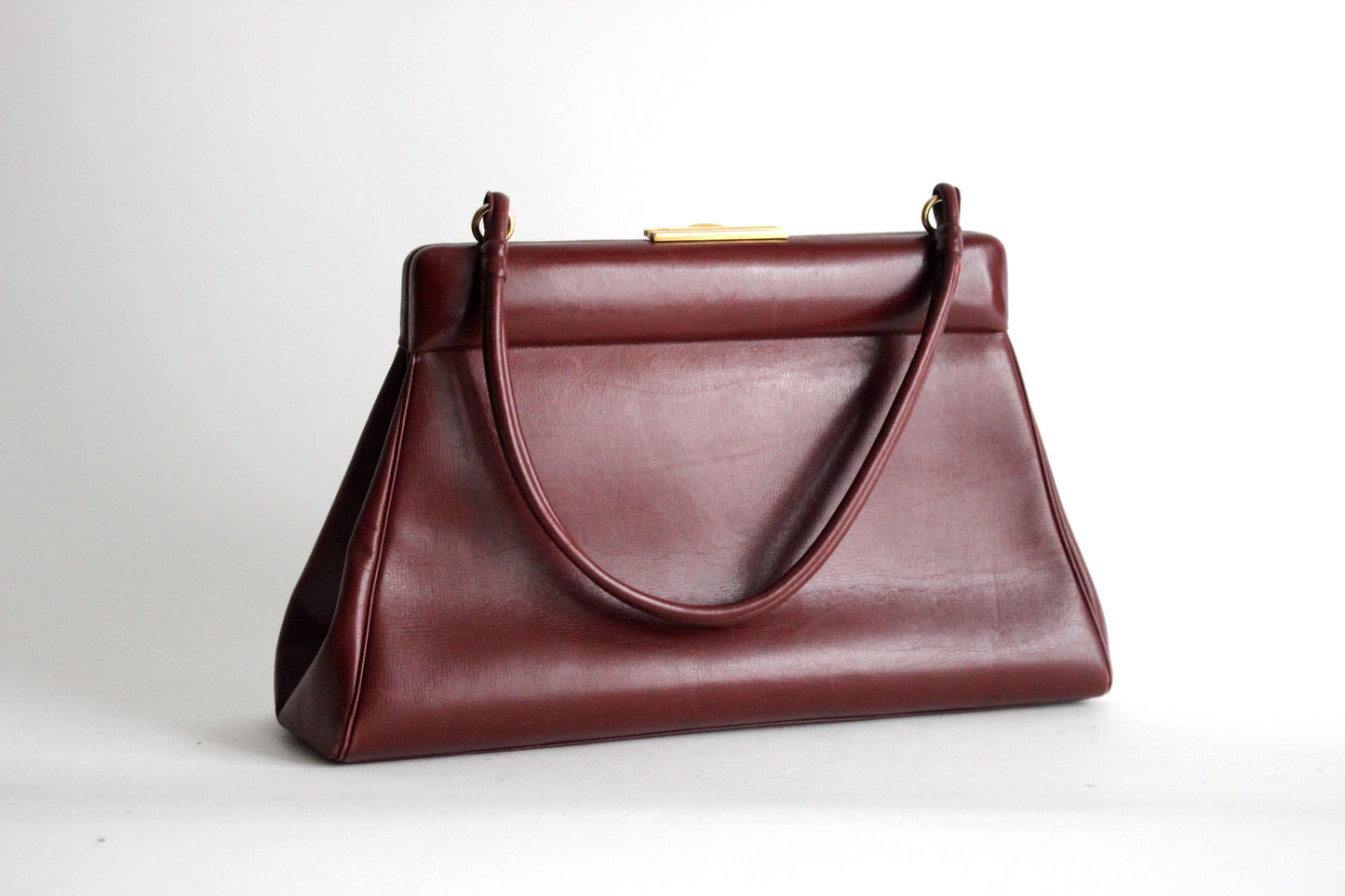 Elegant Burgundy Leather Handbag with Gold Clasp – Vintage Chic Accessory