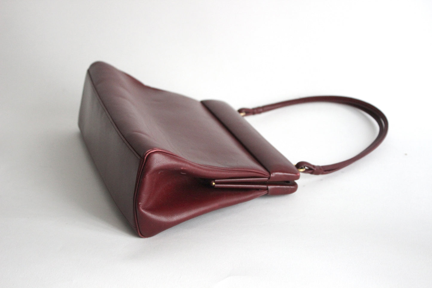 Elegant Burgundy Leather Handbag with Gold Clasp – Vintage Chic Accessory