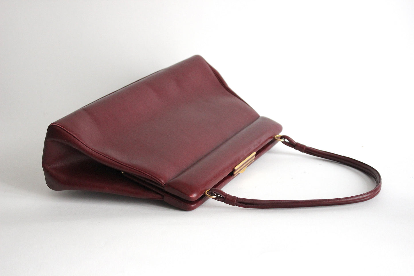 Elegant Burgundy Leather Handbag with Gold Clasp – Vintage Chic Accessory