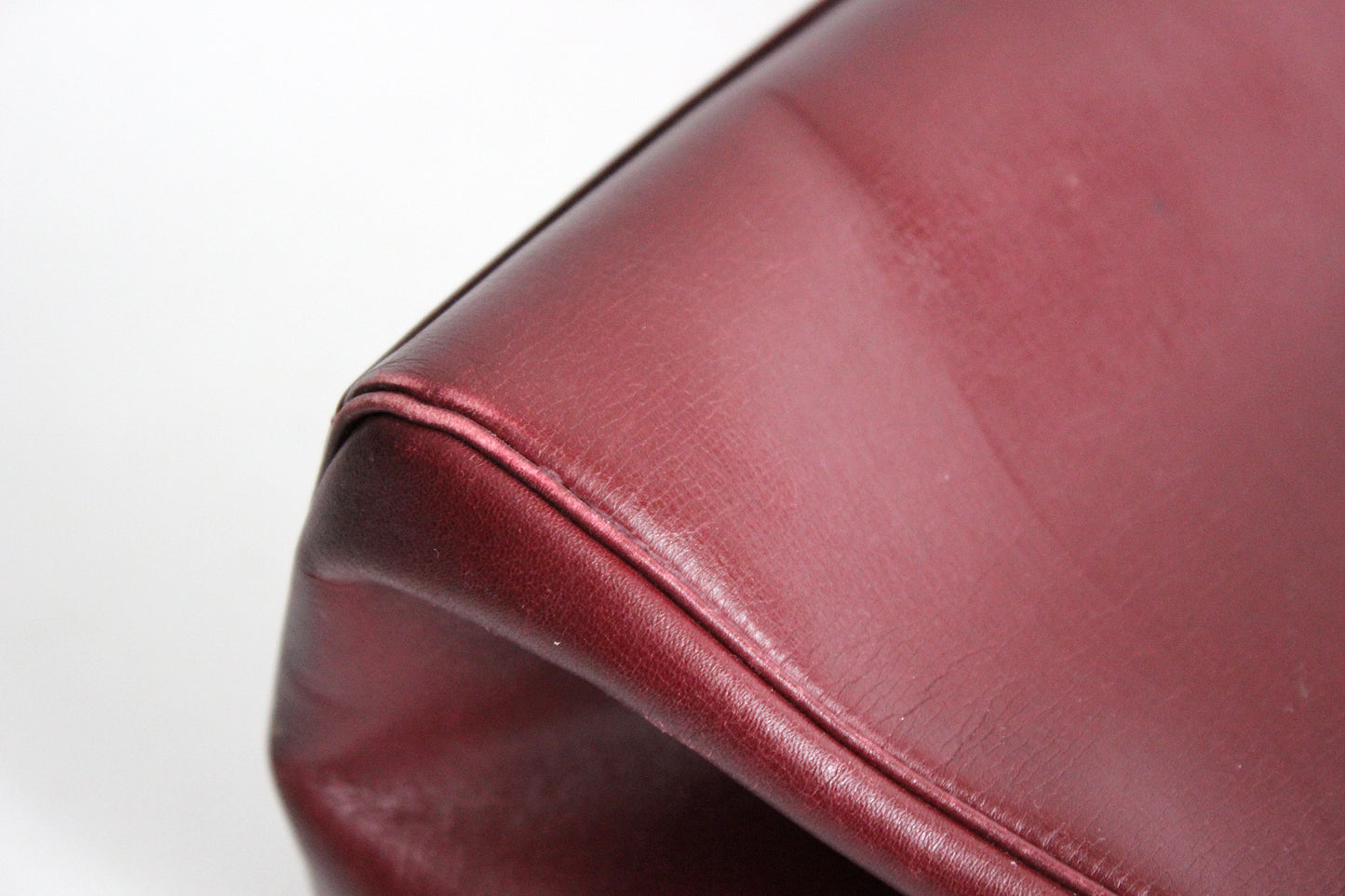 Elegant Burgundy Leather Handbag with Gold Clasp – Vintage Chic Accessory