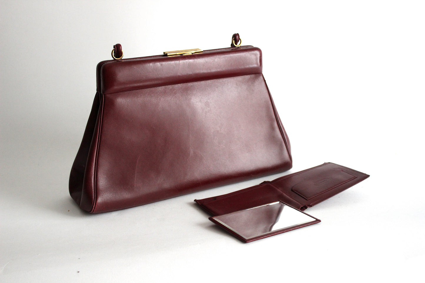 Elegant Burgundy Leather Handbag with Gold Clasp – Vintage Chic Accessory