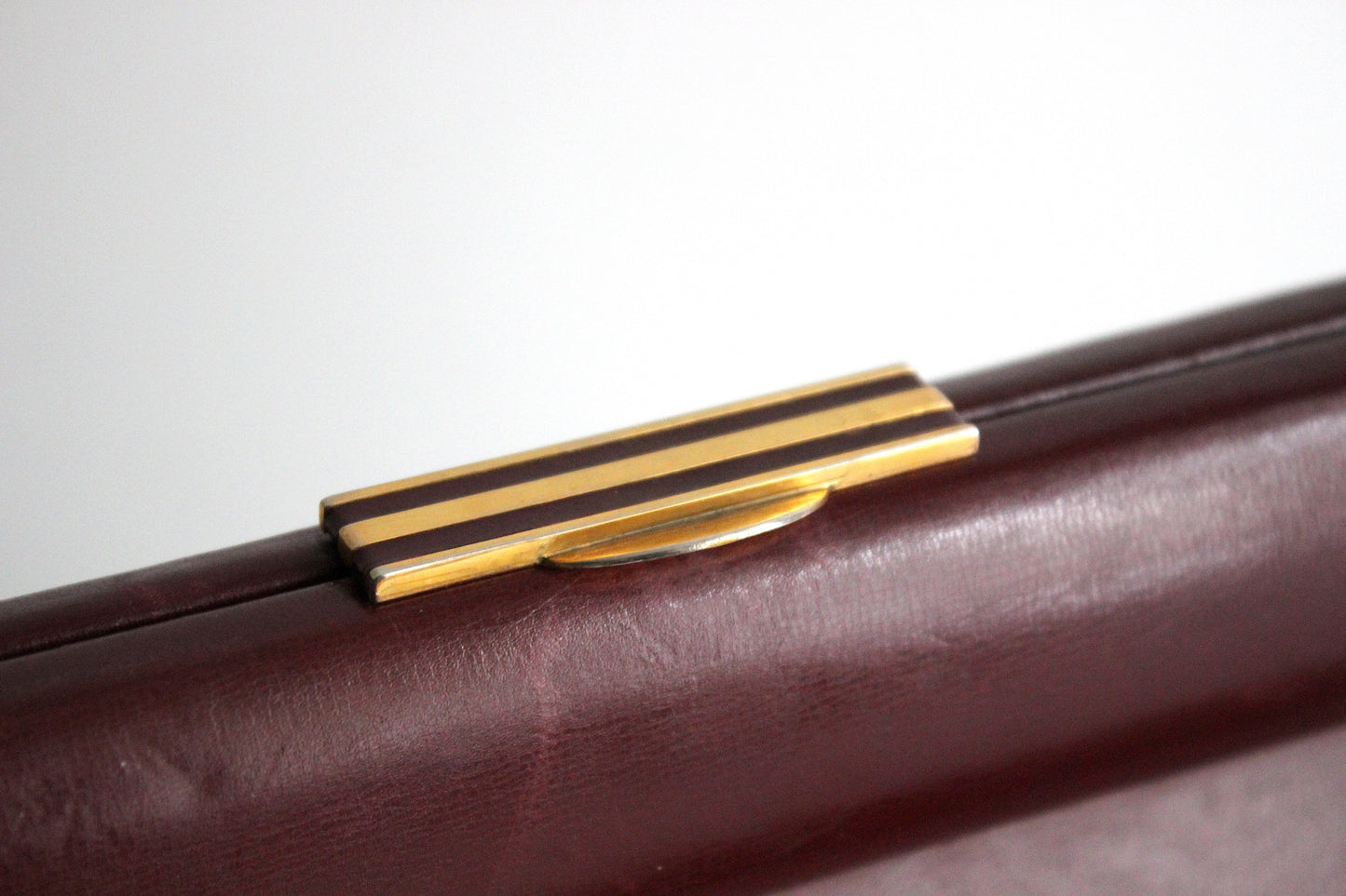 Elegant Burgundy Leather Handbag with Gold Clasp – Vintage Chic Accessory