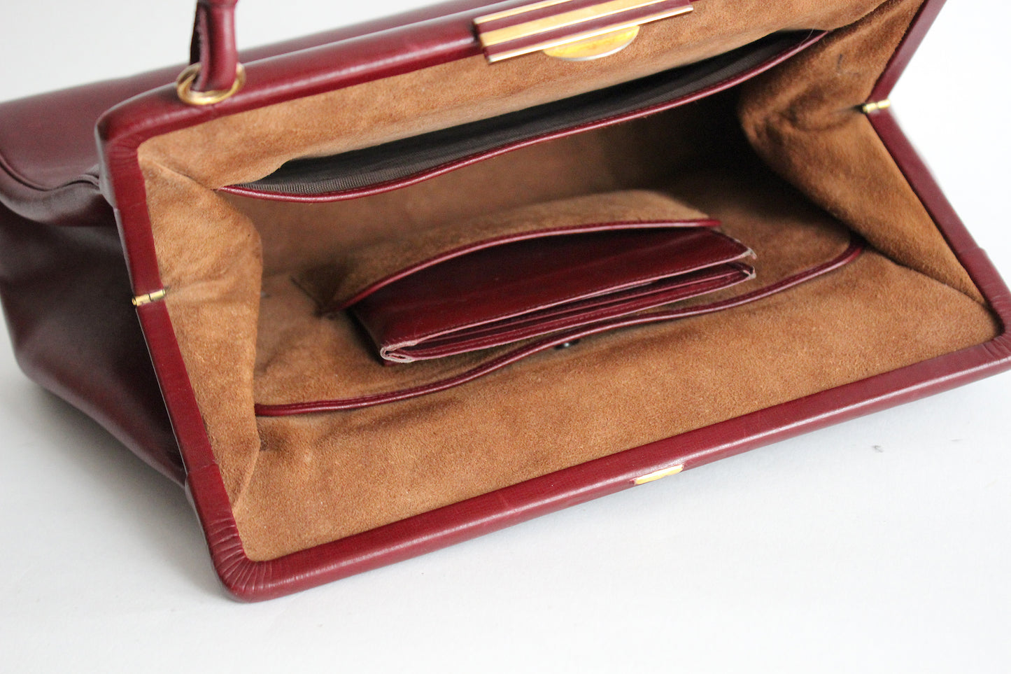 Elegant Burgundy Leather Handbag with Gold Clasp – Vintage Chic Accessory