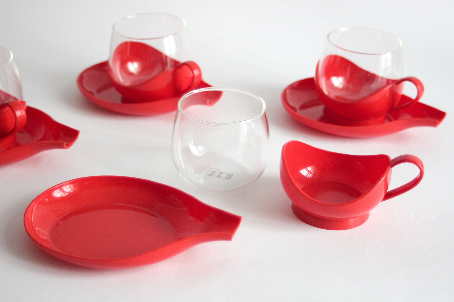 MELITTA GERMANY Set of 4 red glass tumblers with small plates for tea or coffee with plastic handles - 60s / 70s