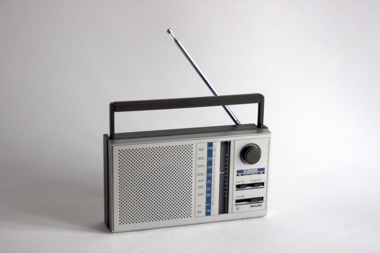 Small PHILIPS D2000 portable radio. Austria 1980s