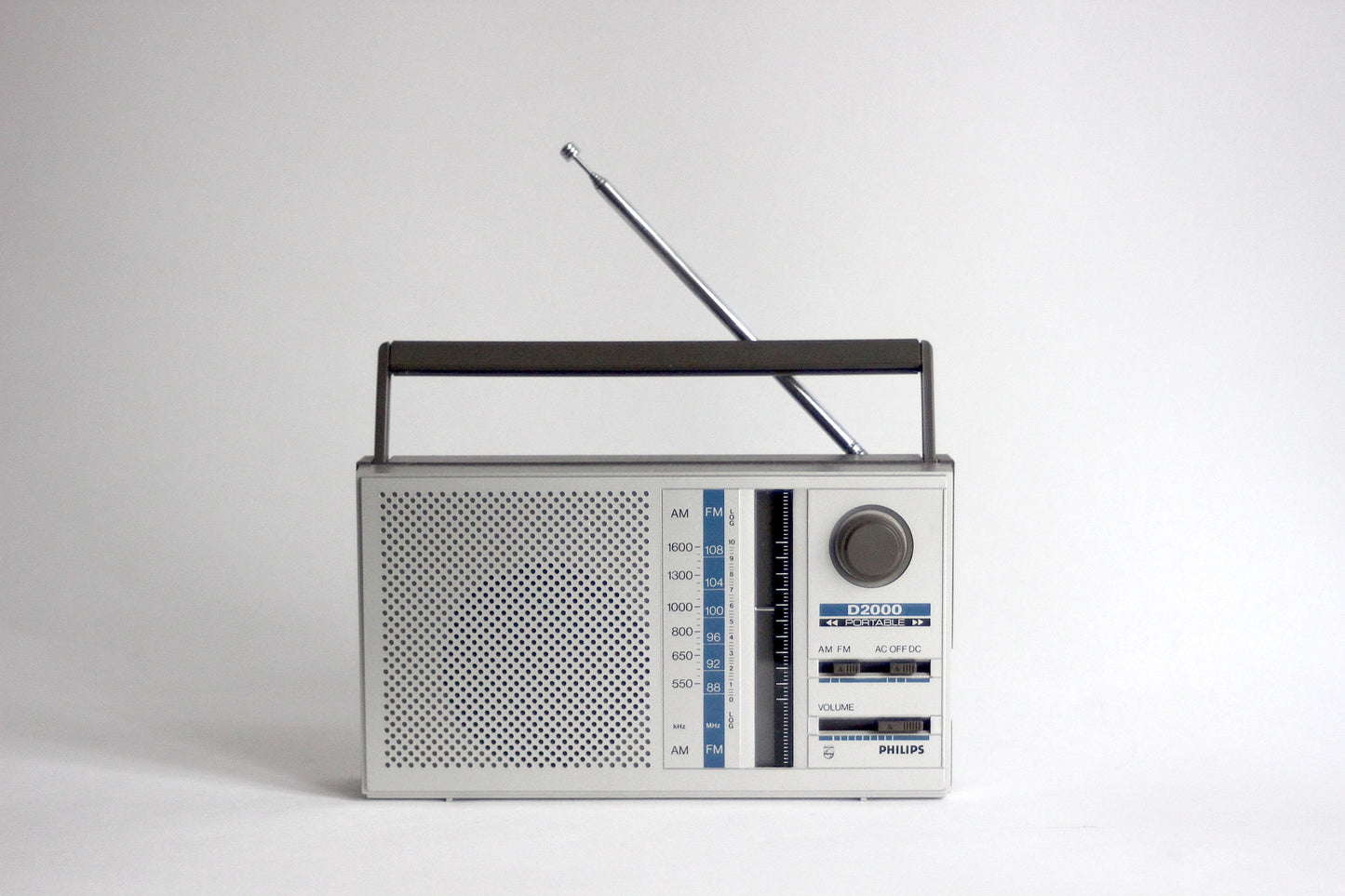 Small PHILIPS D2000 portable radio. Austria 1980s