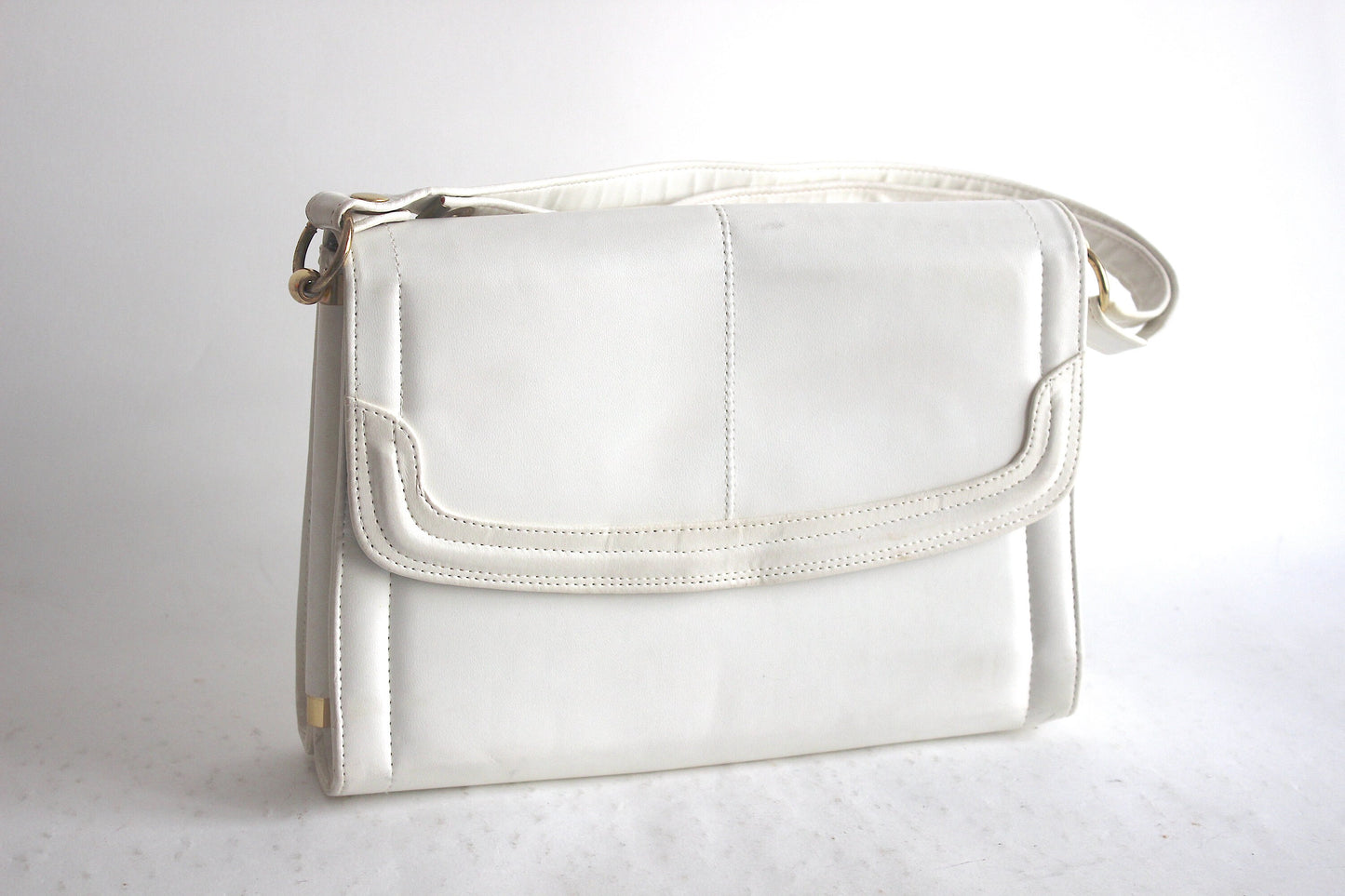 Minimalist Whispers of Quiet Luxury: '90s White Leather Handbag, Vintage Elegance