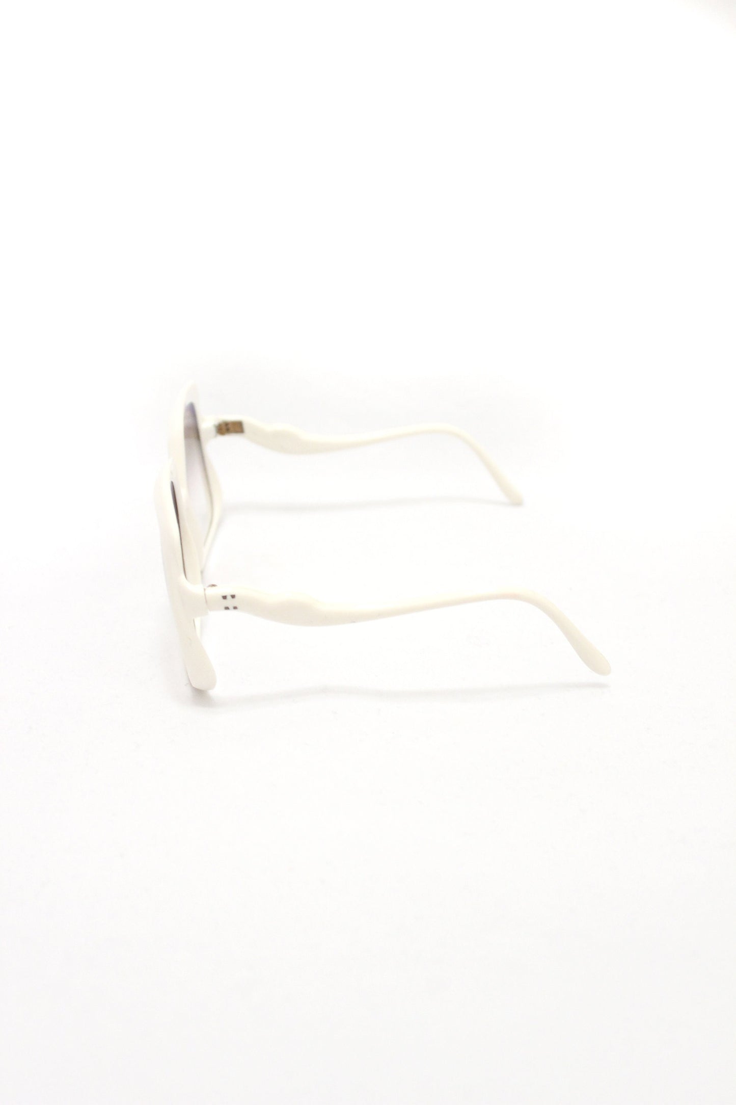 WHITE VINTAGE SUNGLASSES never worn. White frame with gradient lenses