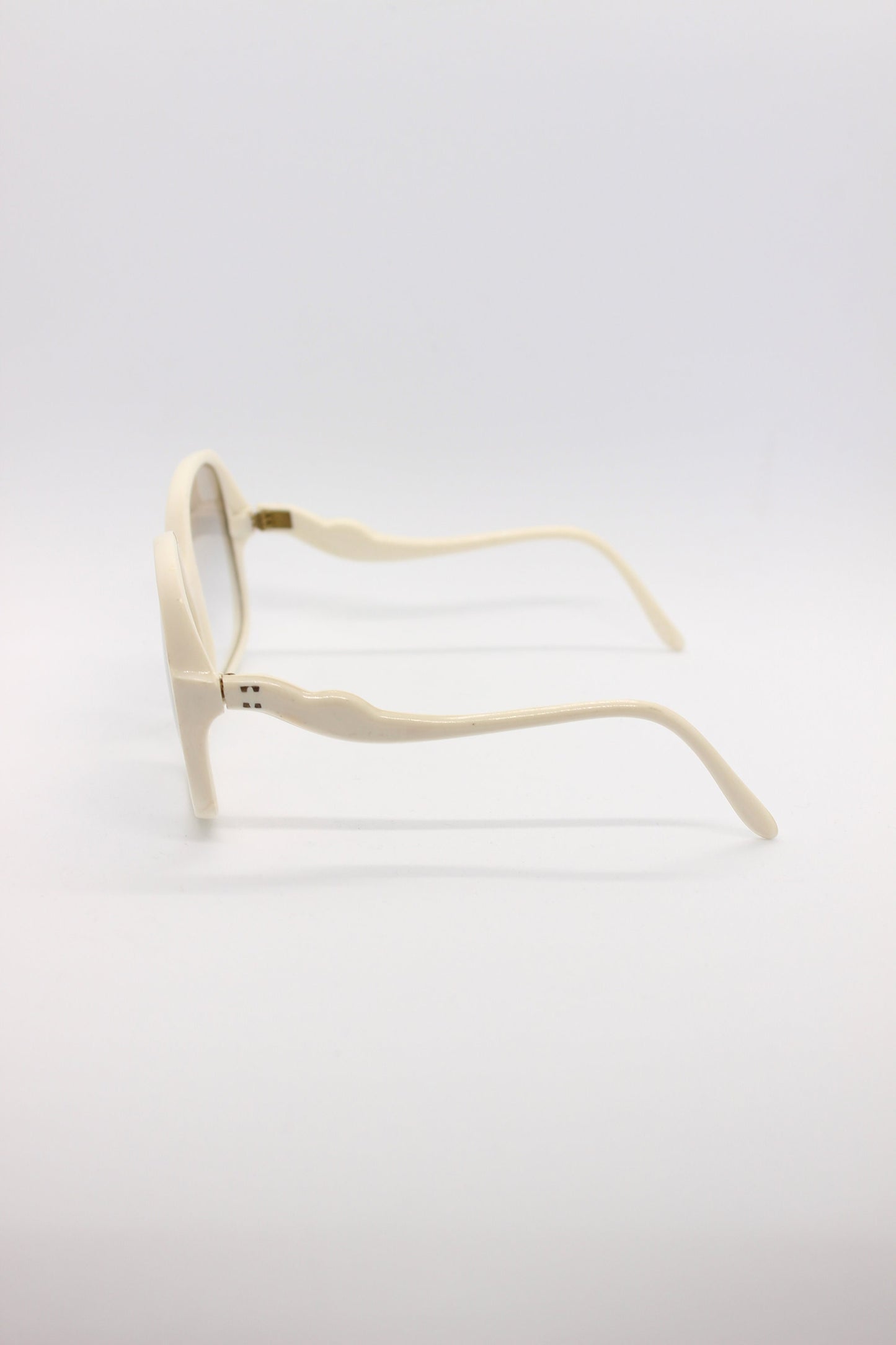 WHITE VINTAGE SUNGLASSES never worn. White frame with blue gradient lenses