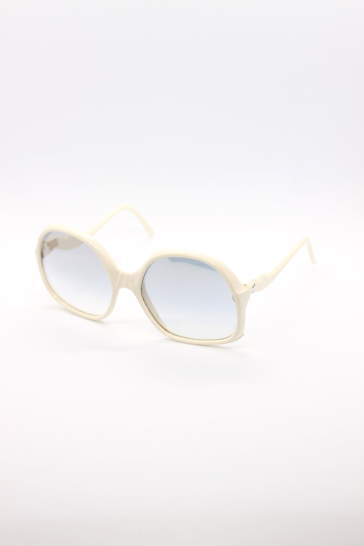 WHITE VINTAGE SUNGLASSES never worn. White frame with blue gradient lenses