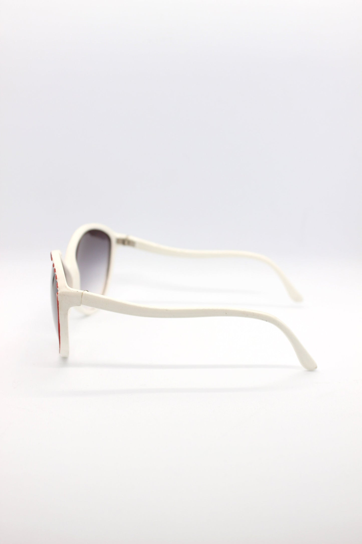 WHITE VINTAGE SUNGLASSES never worn. White frame with red details and grey gradient lenses