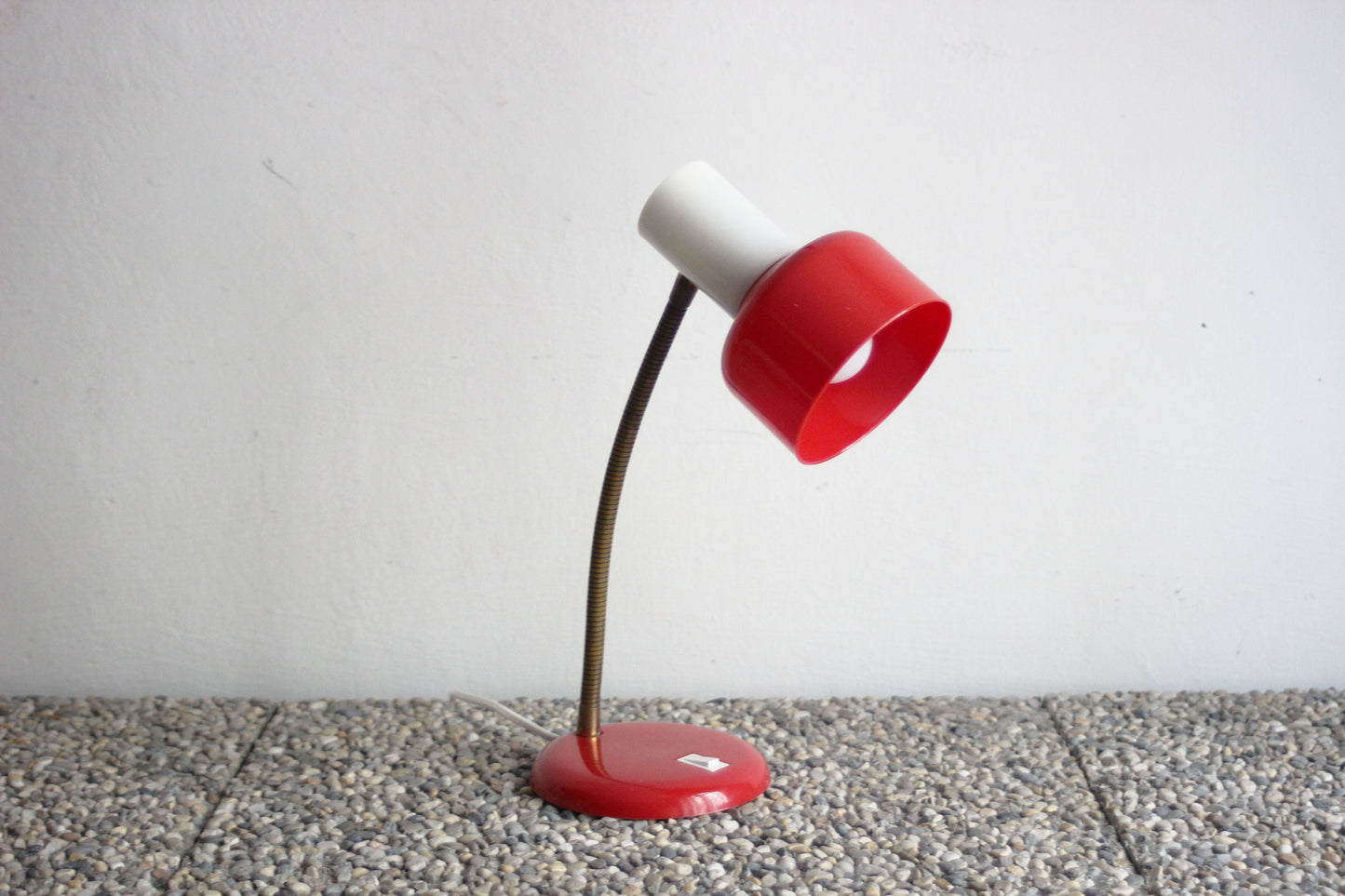Vintage Parabel-Electric 70s gooseneck desk lamp. Red and white 60s lamp. Pantone Era lamp. Parabel-Electric Pieter Klick Germany.