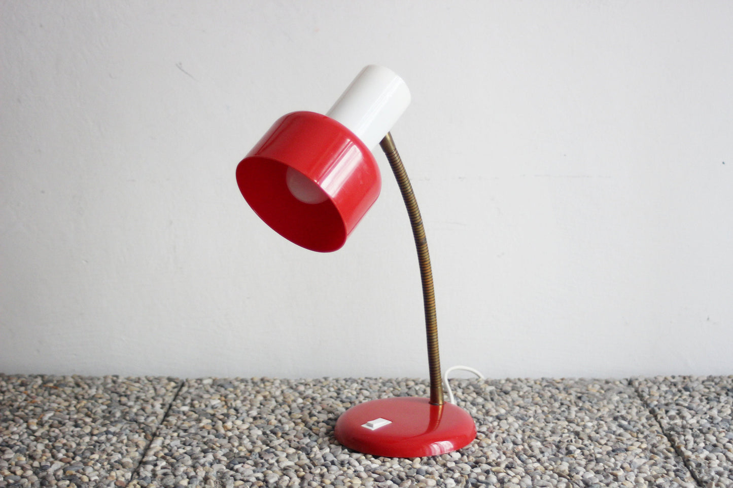 Vintage Parabel-Electric 70s gooseneck desk lamp. Red and white 60s lamp. Pantone Era lamp. Parabel-Electric Pieter Klick Germany.