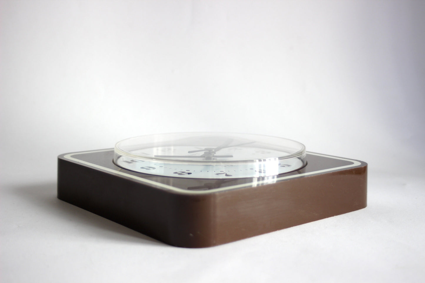 Vintage Philips wall HF quartz clock, model HR5471, retro mid-century design from the 1970s, West Germany.