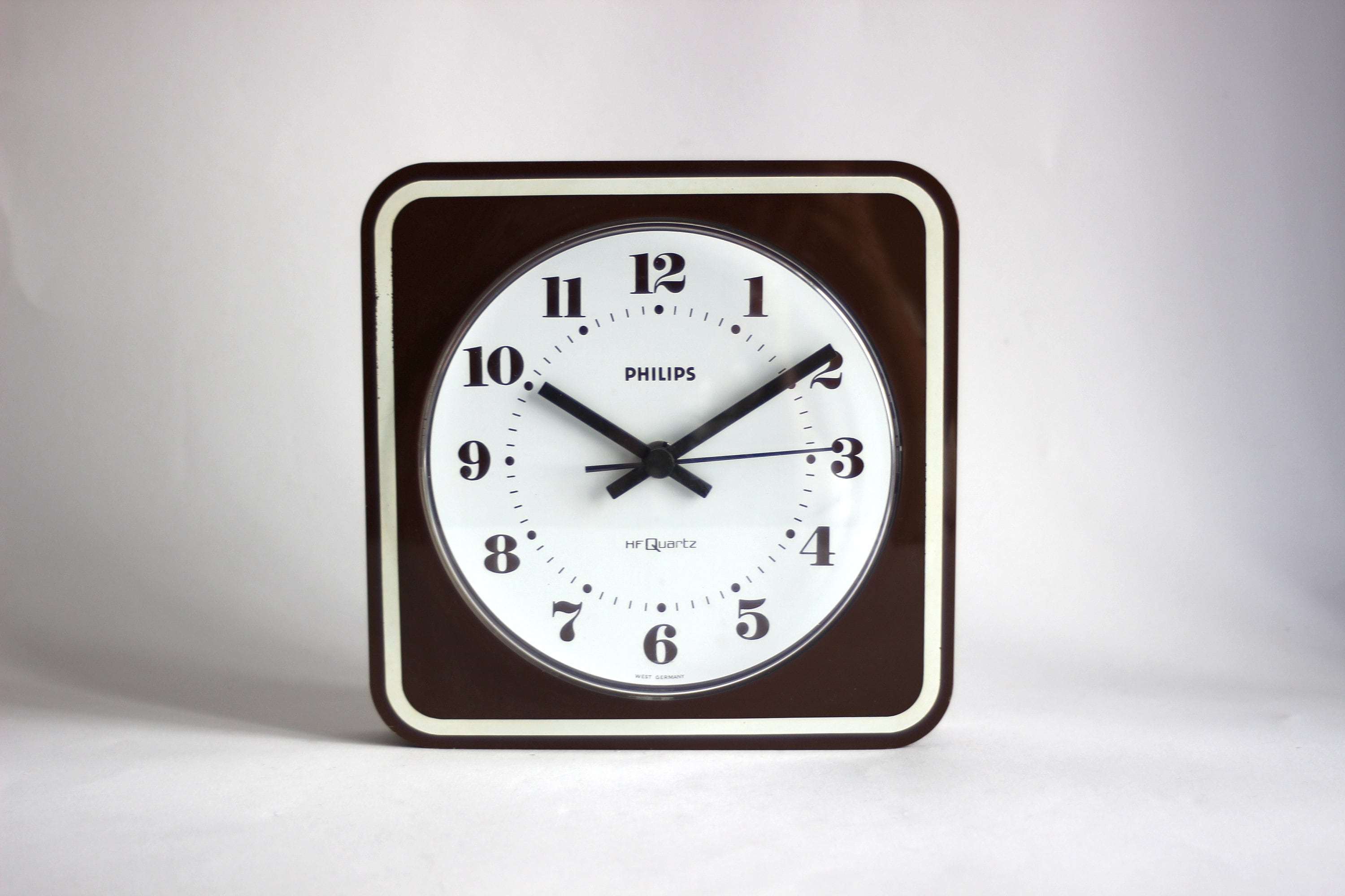 Vintage Philips wall HF quartz clock, model HR5471, retro mid-century