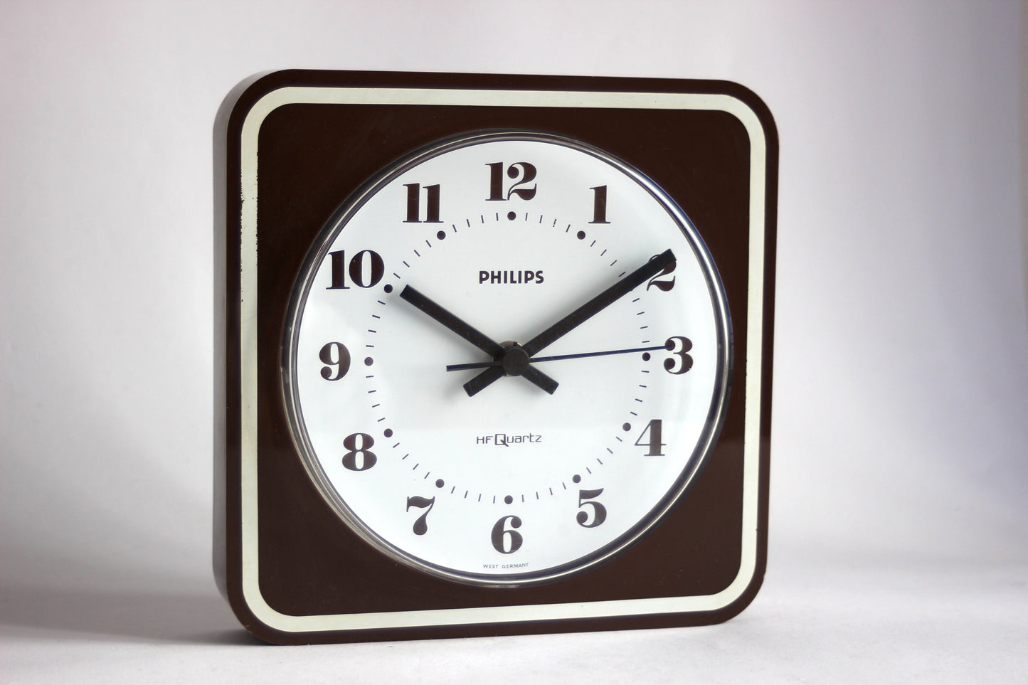 Vintage Philips wall HF quartz clock, model HR5471, retro mid-century design from the 1970s, West Germany.