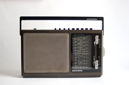 GRUNDIG Concert Boy 225 Portable Radio fm/sw/mw/lw. Broadcast receiver. Germany 1987