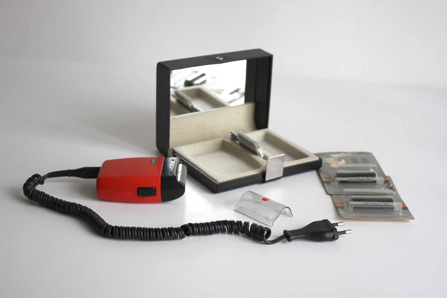 Braun Rallye Shaver – Florian Seifert – Germany, 1972 – red travel edition