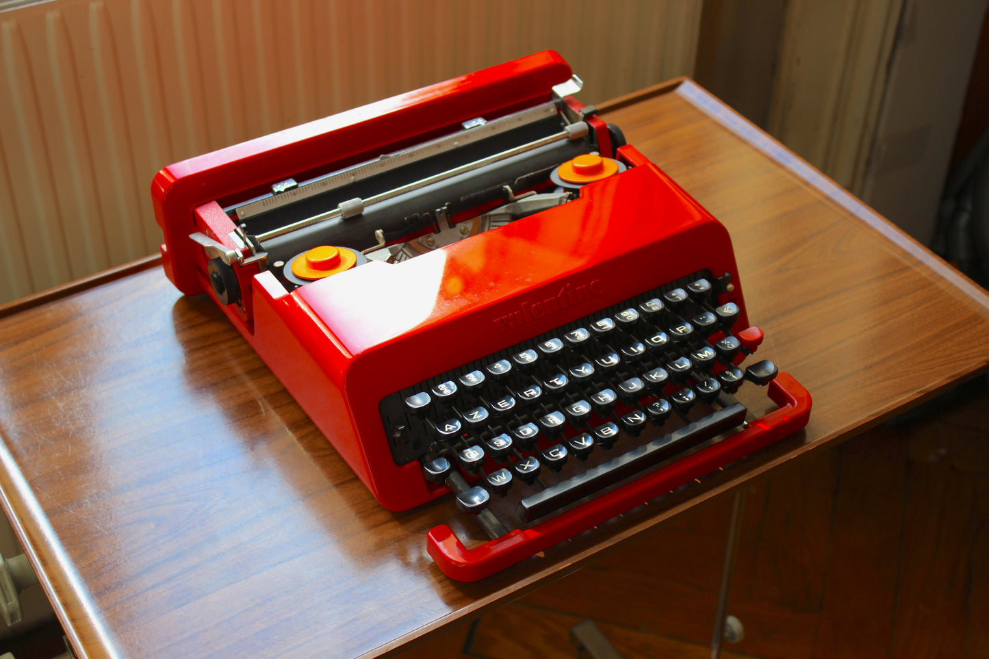 Olivetti Valentine typewriter – FRENCH azerty keyboard – red design icon by Sottsass – 1969