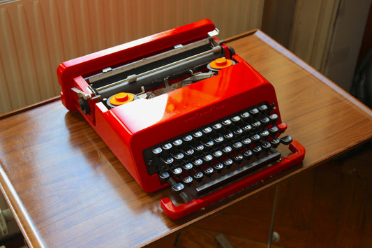 Olivetti Valentine typewriter – FRENCH azerty keyboard – red design icon by Sottsass – 1969