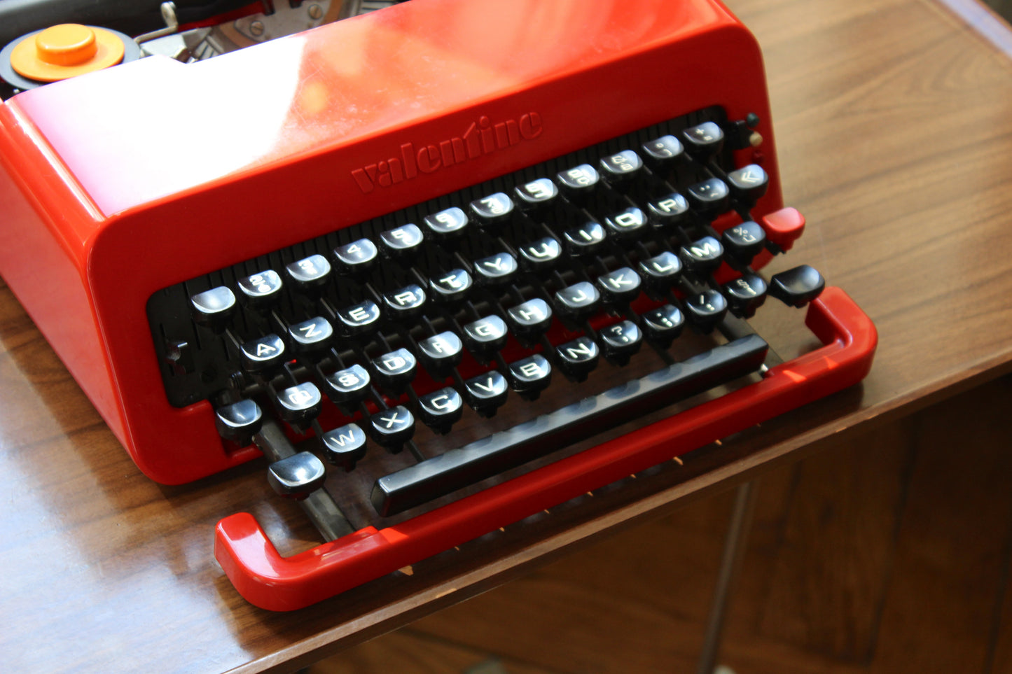 Olivetti Valentine typewriter – FRENCH azerty keyboard – red design icon by Sottsass – 1969