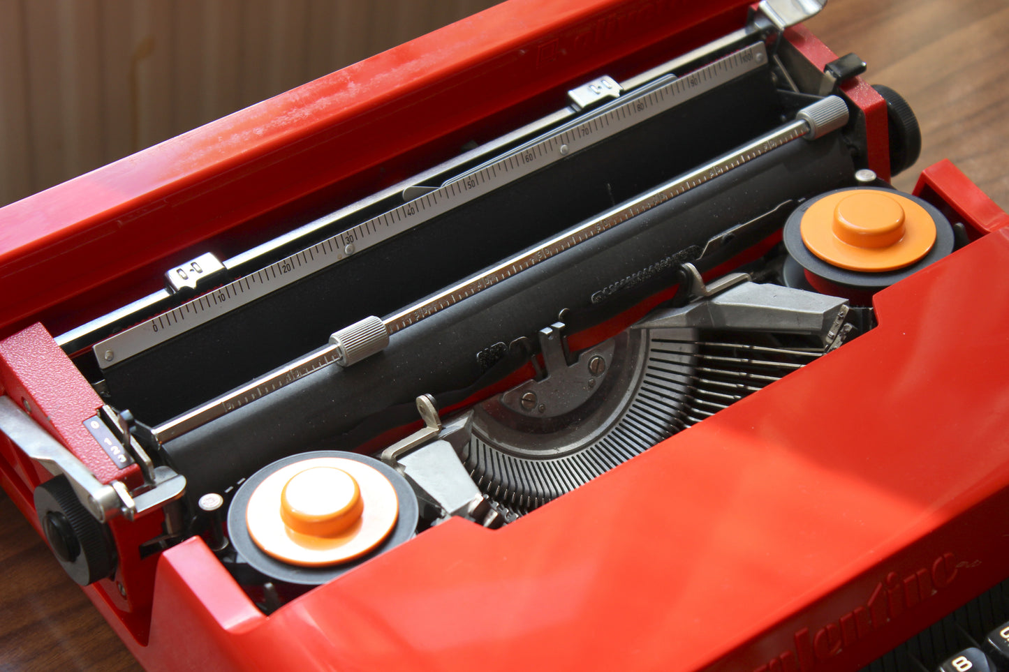 Olivetti Valentine typewriter – FRENCH azerty keyboard – red design icon by Sottsass – 1969