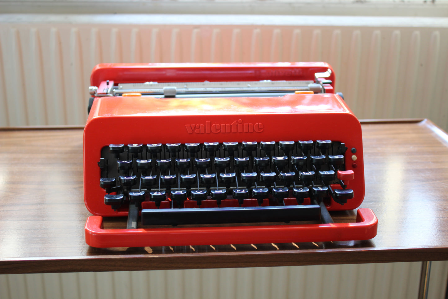 Olivetti Valentine typewriter – FRENCH azerty keyboard – red design icon by Sottsass – 1969