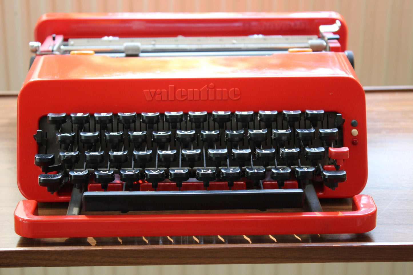 Olivetti Valentine typewriter – FRENCH azerty keyboard – red design icon by Sottsass – 1969