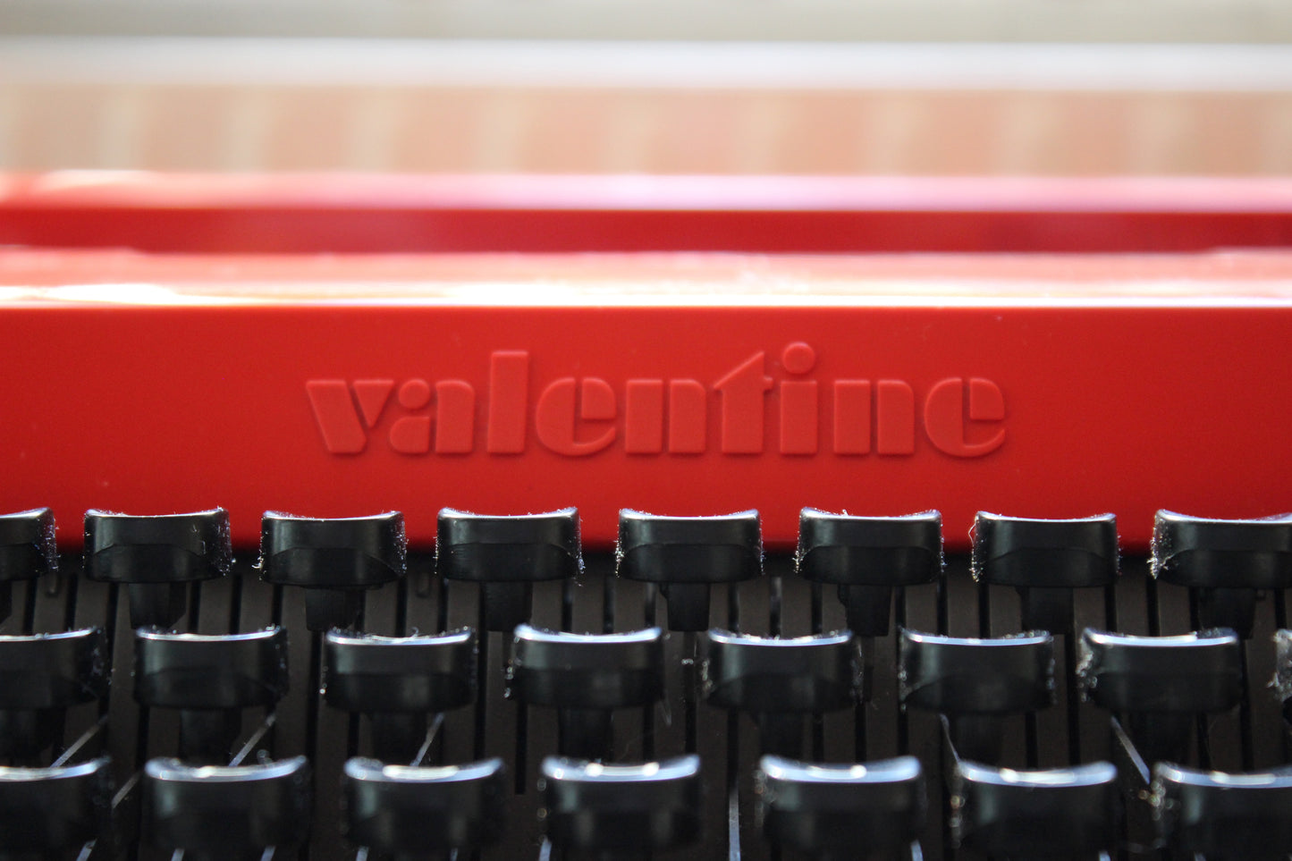 Olivetti Valentine typewriter – FRENCH azerty keyboard – red design icon by Sottsass – 1969