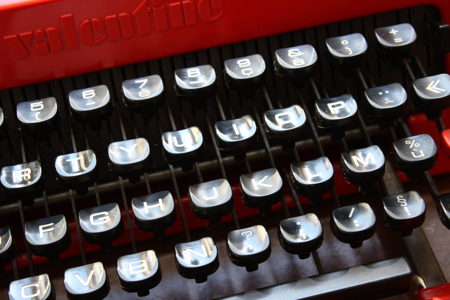 Olivetti Valentine typewriter – FRENCH azerty keyboard – red design icon by Sottsass – 1969