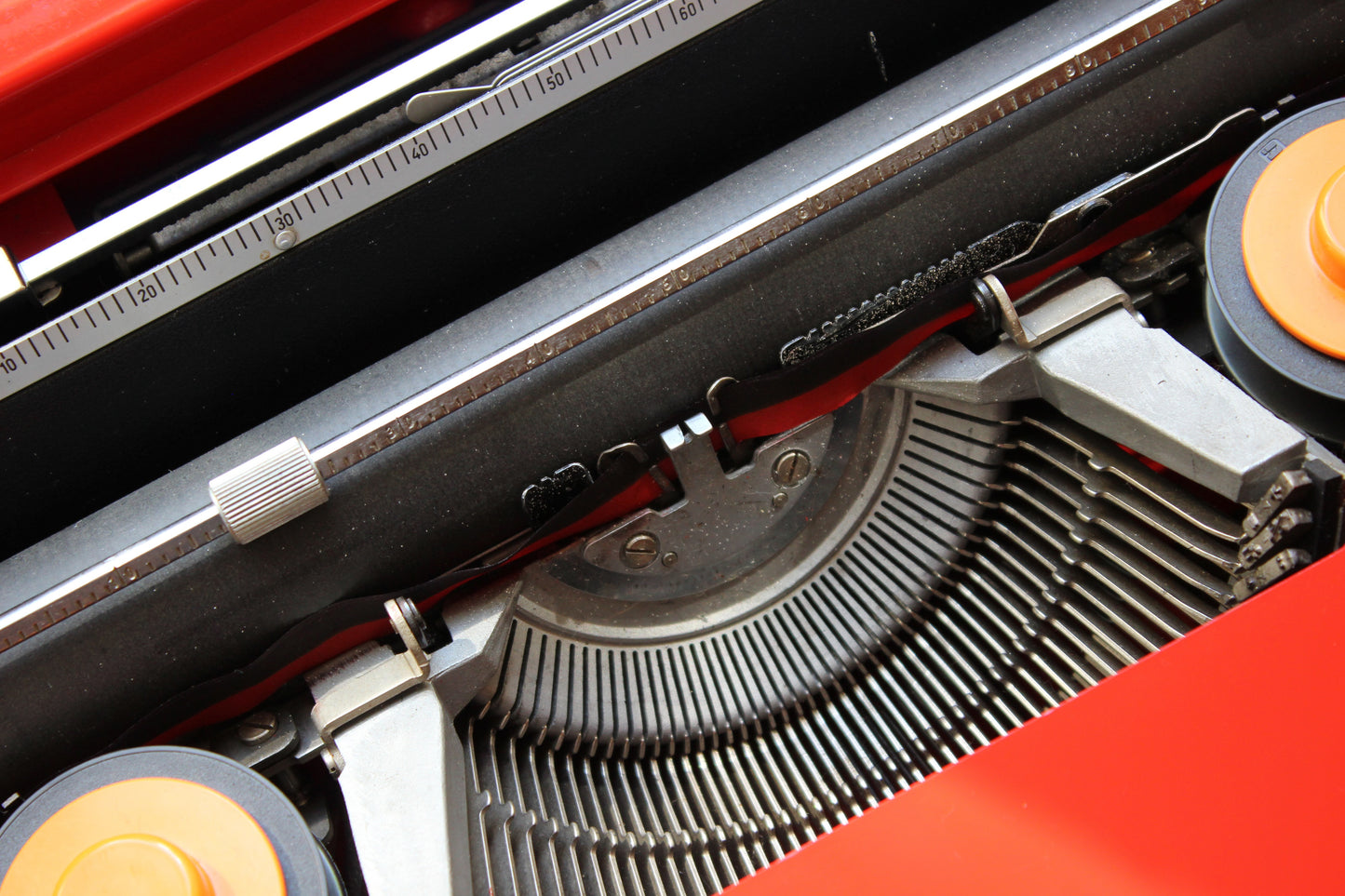 Olivetti Valentine typewriter – FRENCH azerty keyboard – red design icon by Sottsass – 1969
