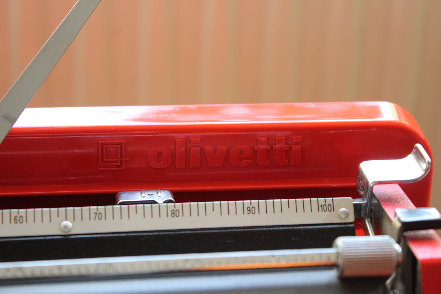 Olivetti Valentine typewriter – FRENCH azerty keyboard – red design icon by Sottsass – 1969