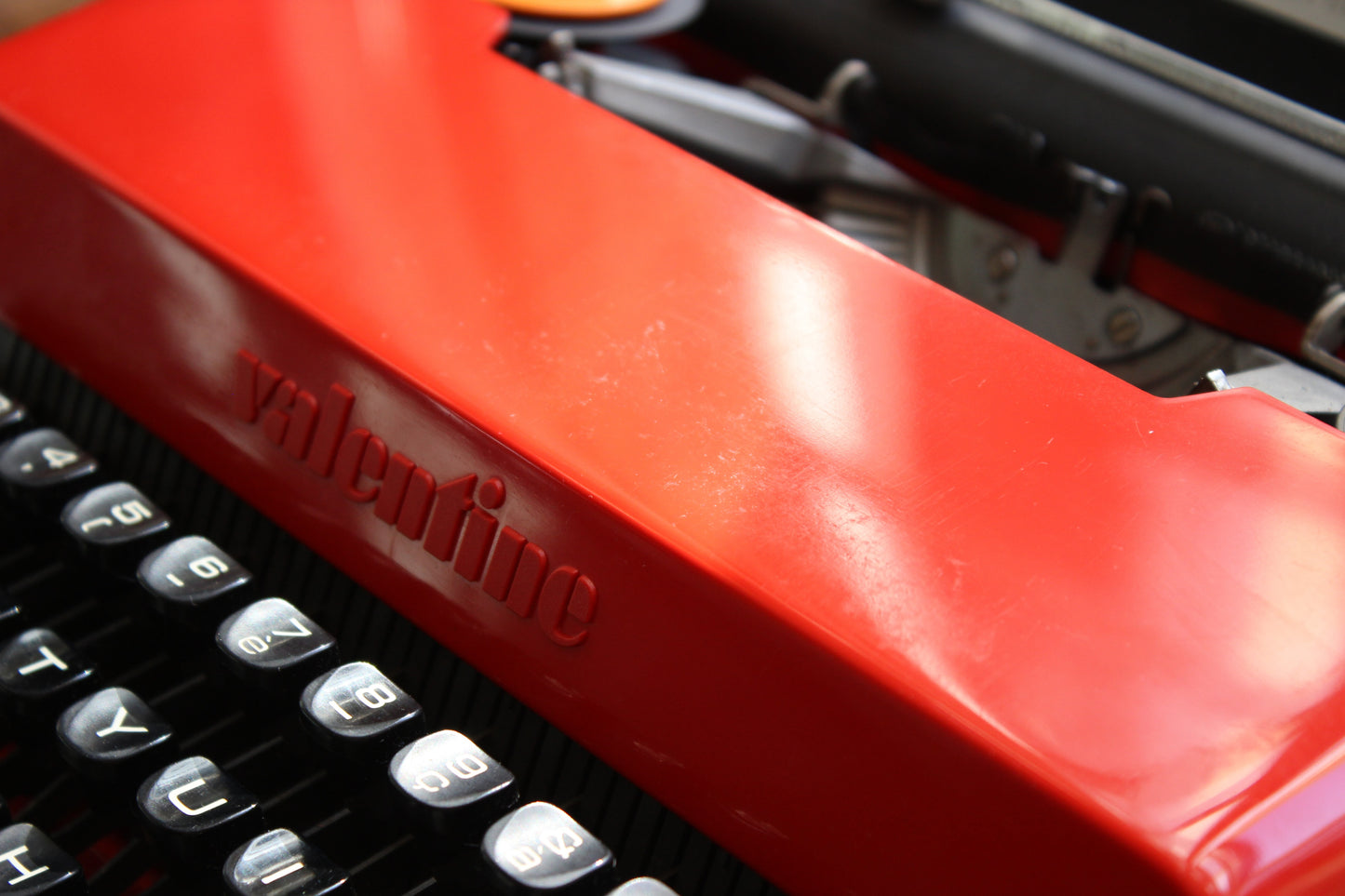 Olivetti Valentine typewriter – FRENCH azerty keyboard – red design icon by Sottsass – 1969