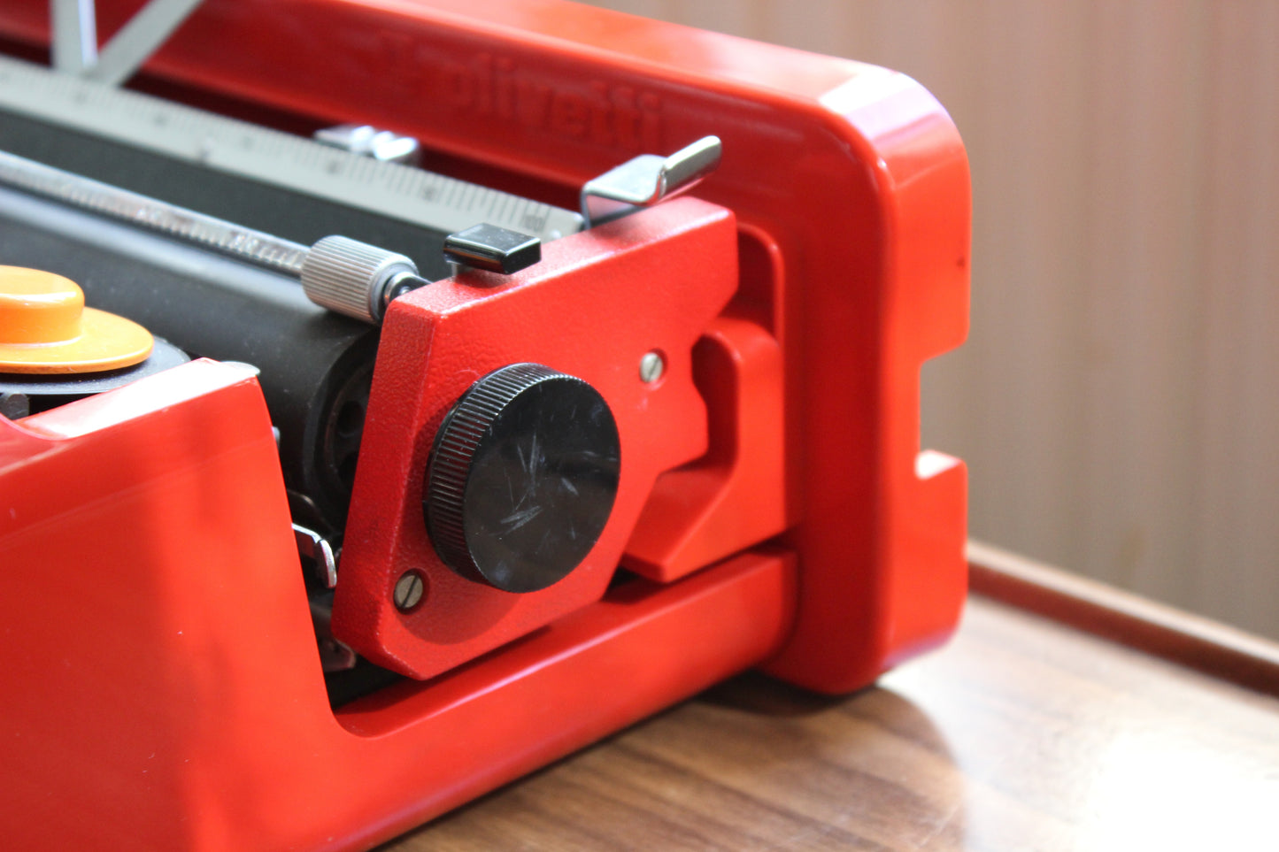 Olivetti Valentine typewriter – FRENCH azerty keyboard – red design icon by Sottsass – 1969