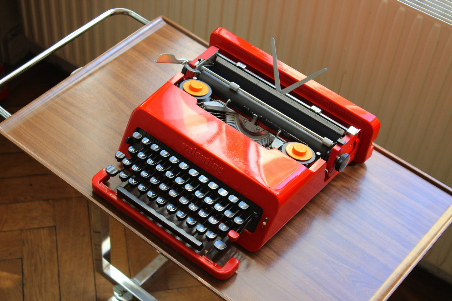 Olivetti Valentine typewriter – FRENCH azerty keyboard – red design icon by Sottsass – 1969