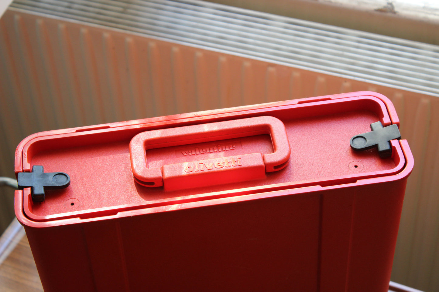 Olivetti Valentine typewriter – FRENCH azerty keyboard – red design icon by Sottsass – 1969