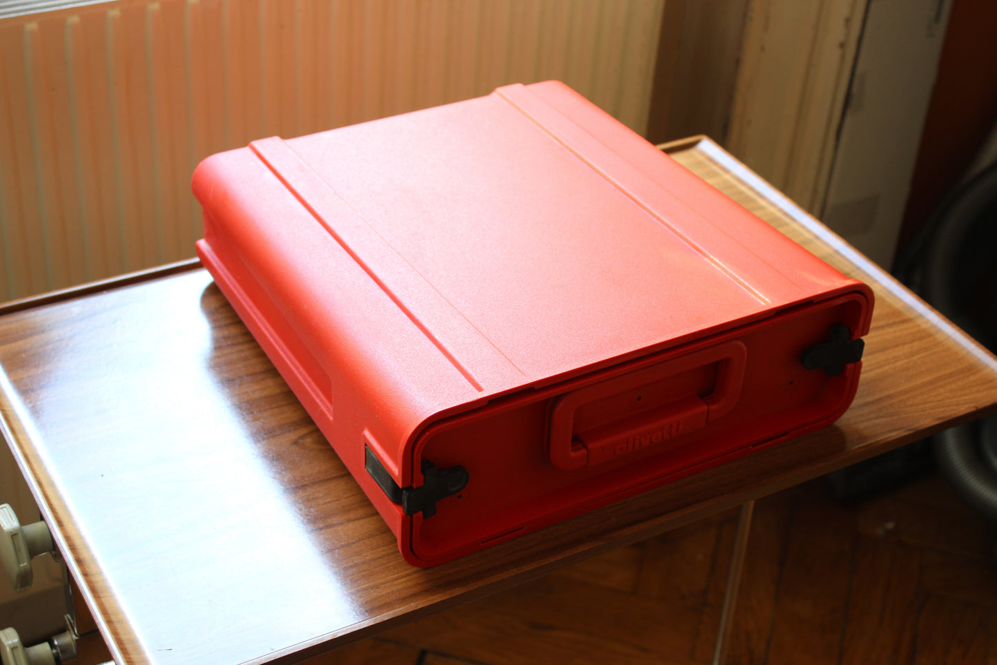 Olivetti Valentine typewriter – FRENCH azerty keyboard – red design icon by Sottsass – 1969