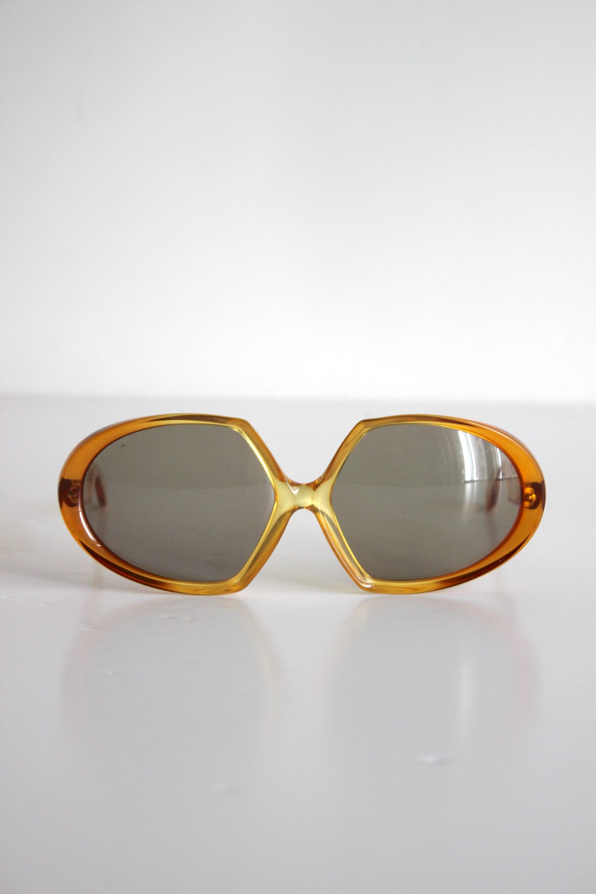 Vintage Oversized Geometric Sunglasses – 1970s Style, Amber Frame