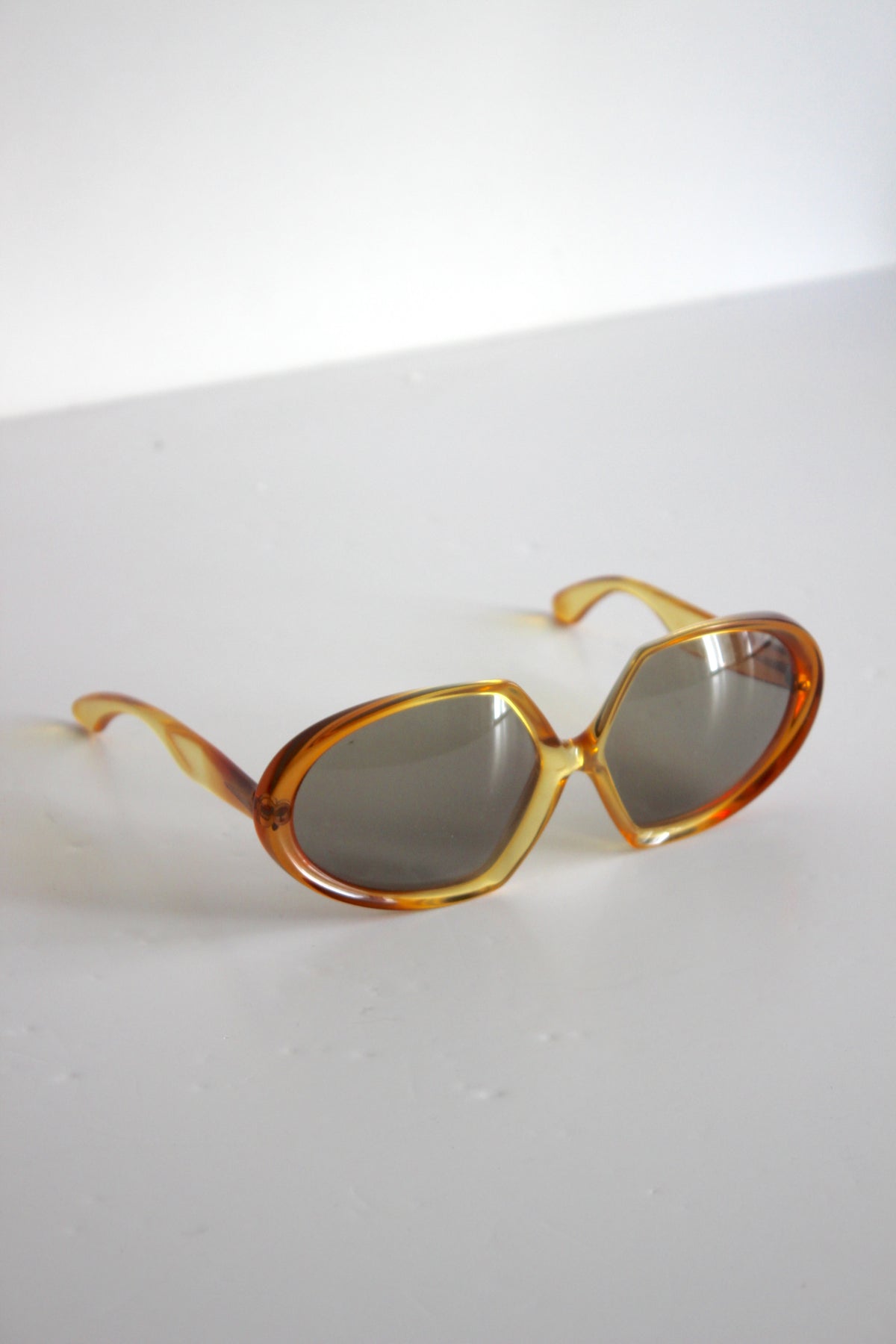 Vintage Oversized Geometric Sunglasses – 1970s Style, Amber Frame