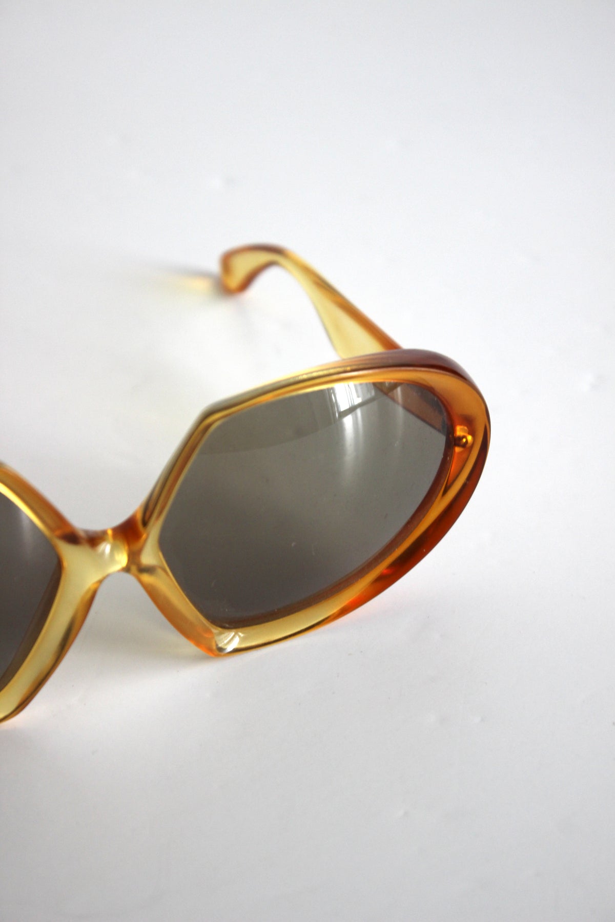 Vintage Oversized Geometric Sunglasses – 1970s Style, Amber Frame